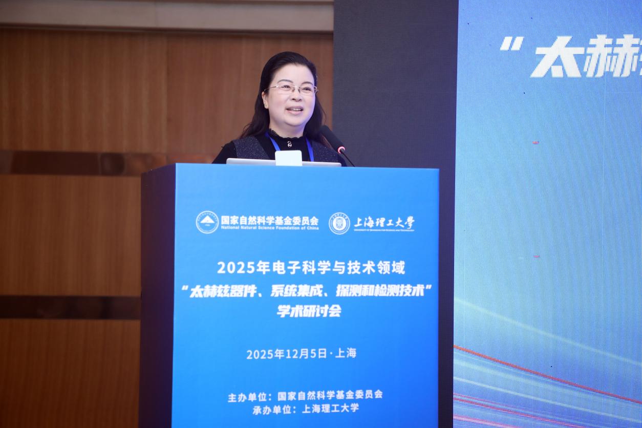 上海市科學(xué)技術(shù)委員會(huì)信息技術(shù)處調(diào)研員楊建群致辭 上海市科學(xué)技術(shù)委員會(huì)信息技術(shù)處調(diào)研員楊建群致辭