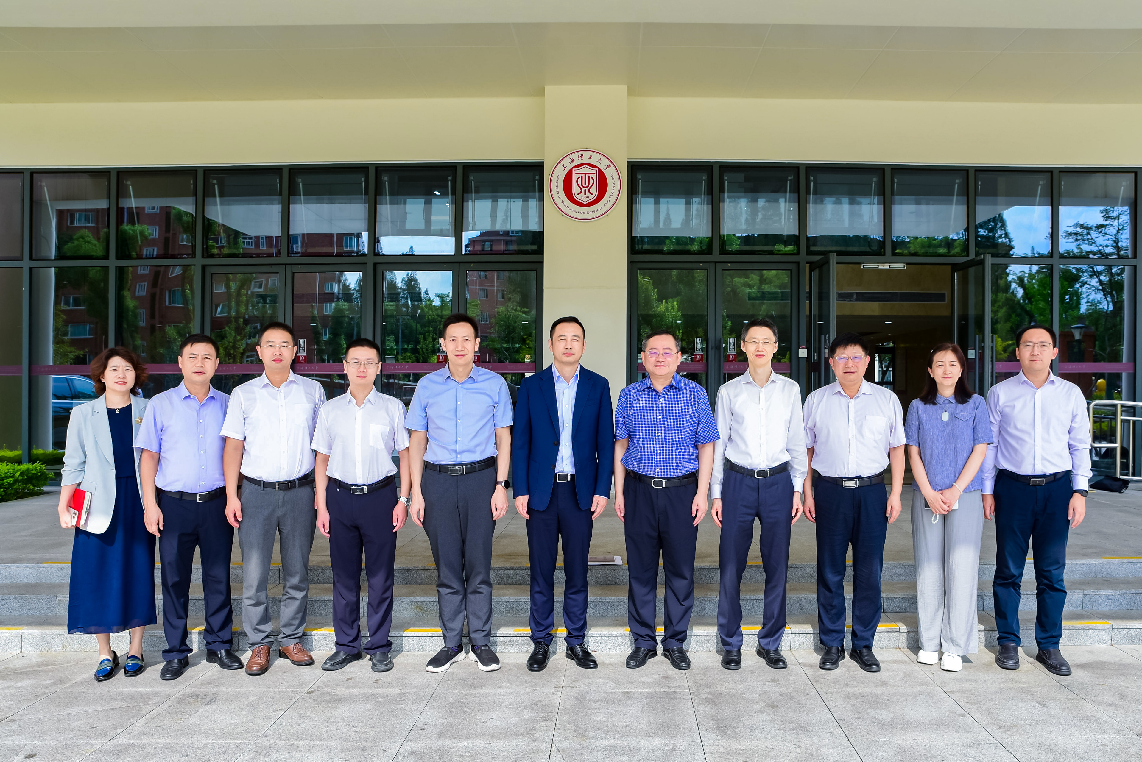 校領(lǐng)導(dǎo)會見國機(jī)集團(tuán)一行合影