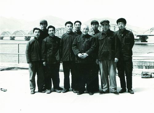 1976年，錢令希（左六）與設(shè)計(jì)組成員在鲇魚灣棧橋竣工后合影
