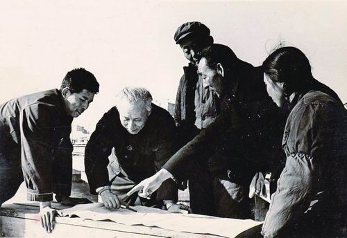 1975年，錢令希（左二）在鲇魚灣棧橋工地上