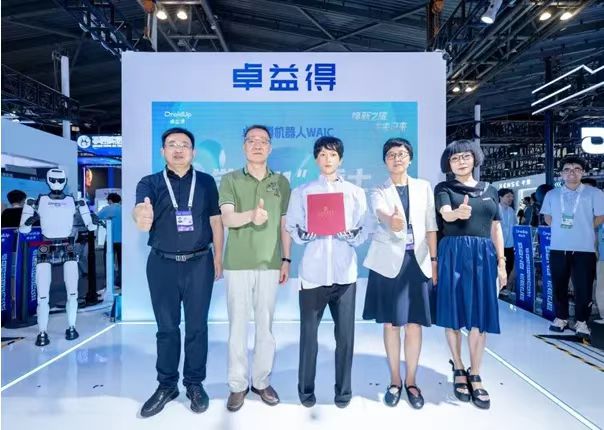 “學(xué)霸01”（左三）獲頒錄取通知書