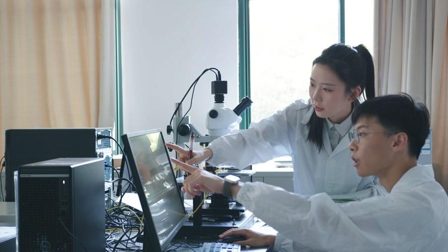 上理工光電信息與計(jì)算機(jī)工程學(xué)院學(xué)生正在做實(shí)驗(yàn)