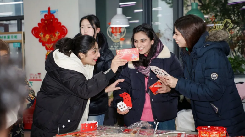 留校學(xué)生體驗(yàn)?zāi)晁孜幕? style=