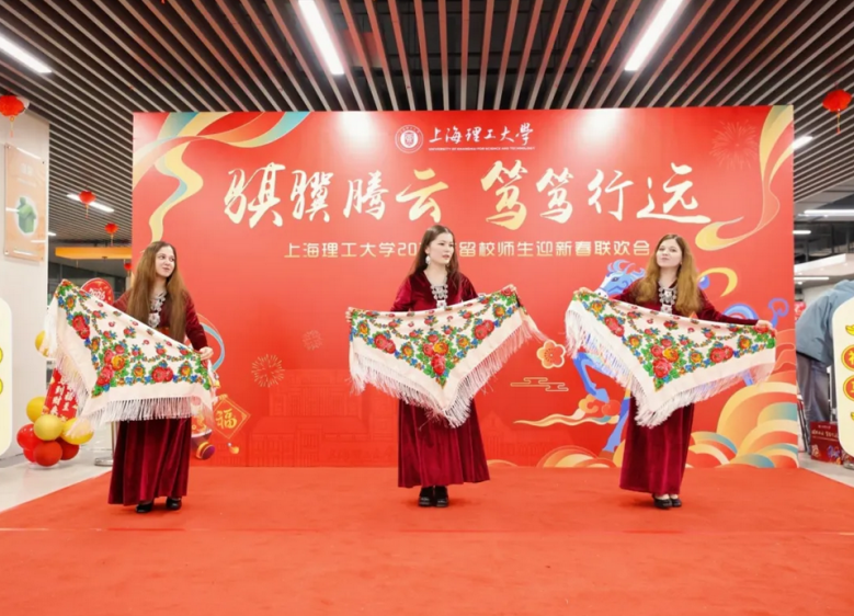 古茶和同學(xué)一起演繹土庫(kù)曼斯坦傳統(tǒng)舞蹈