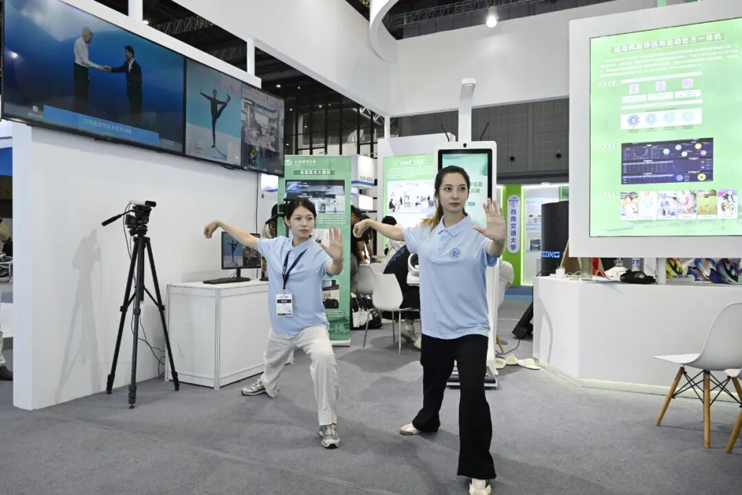 上海體育大學(xué)在第25屆工博會(huì)高校展區(qū)演示全國(guó)首個(gè)非遺武術(shù)大模型