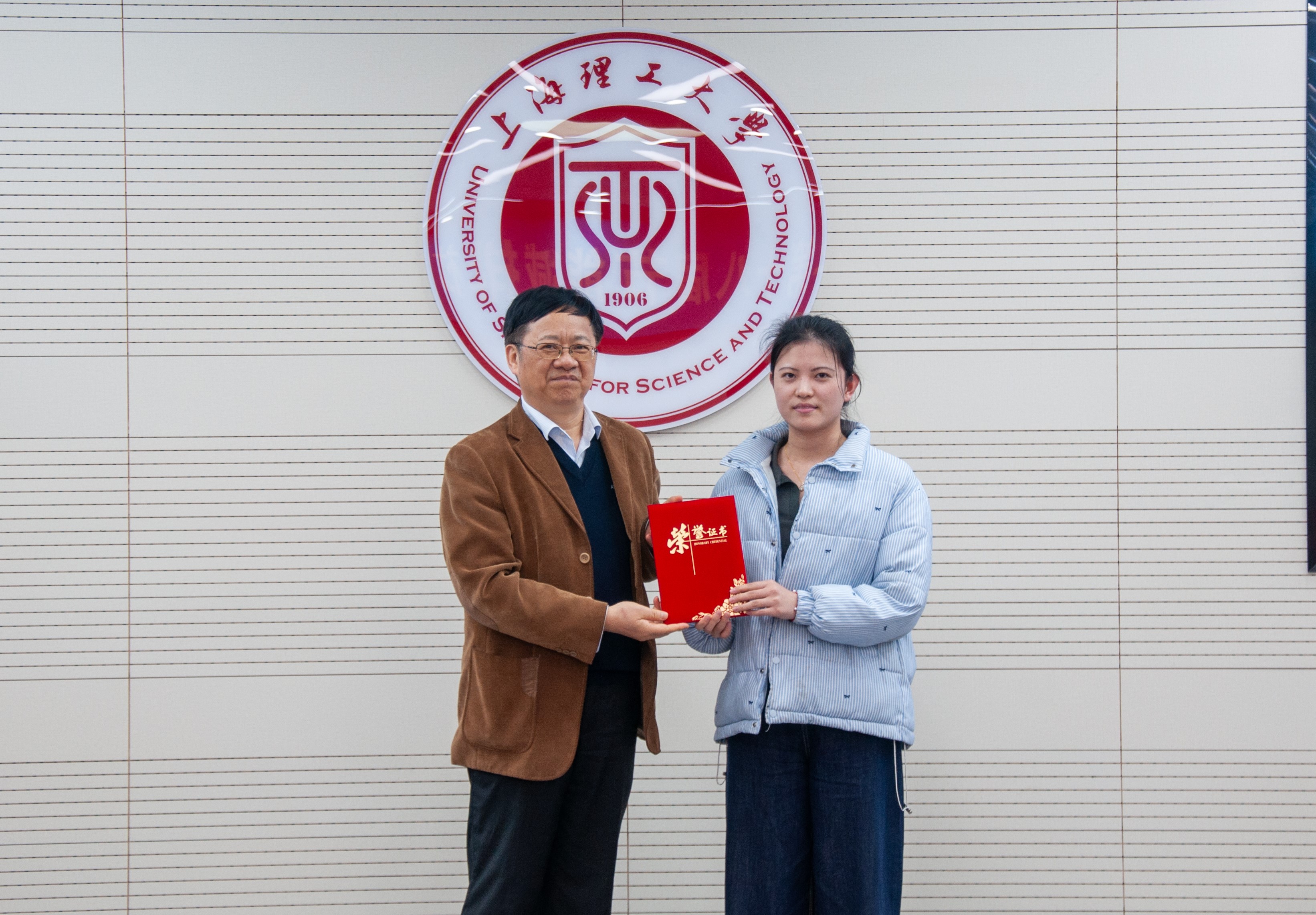 黃典貴教授為特等獎獲獎隊伍頒獎