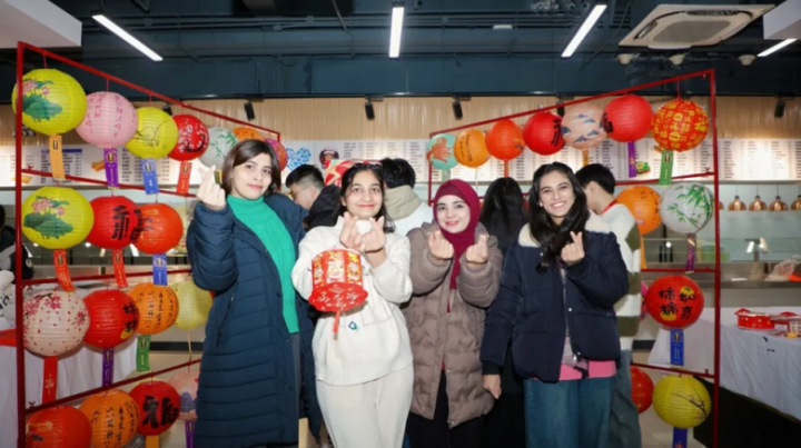 留學生在迎新春聯(lián)歡活動現(xiàn)場