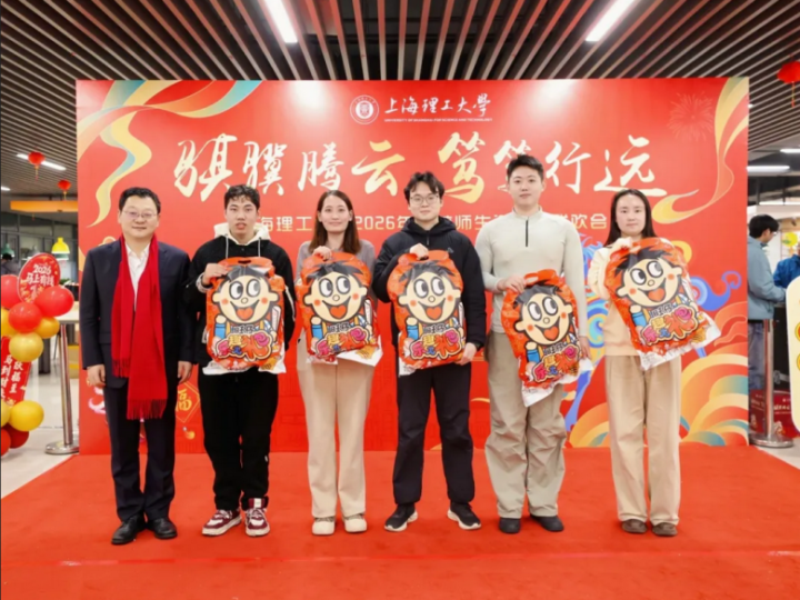 周亞明為留校過生日同學送上生日大禮包