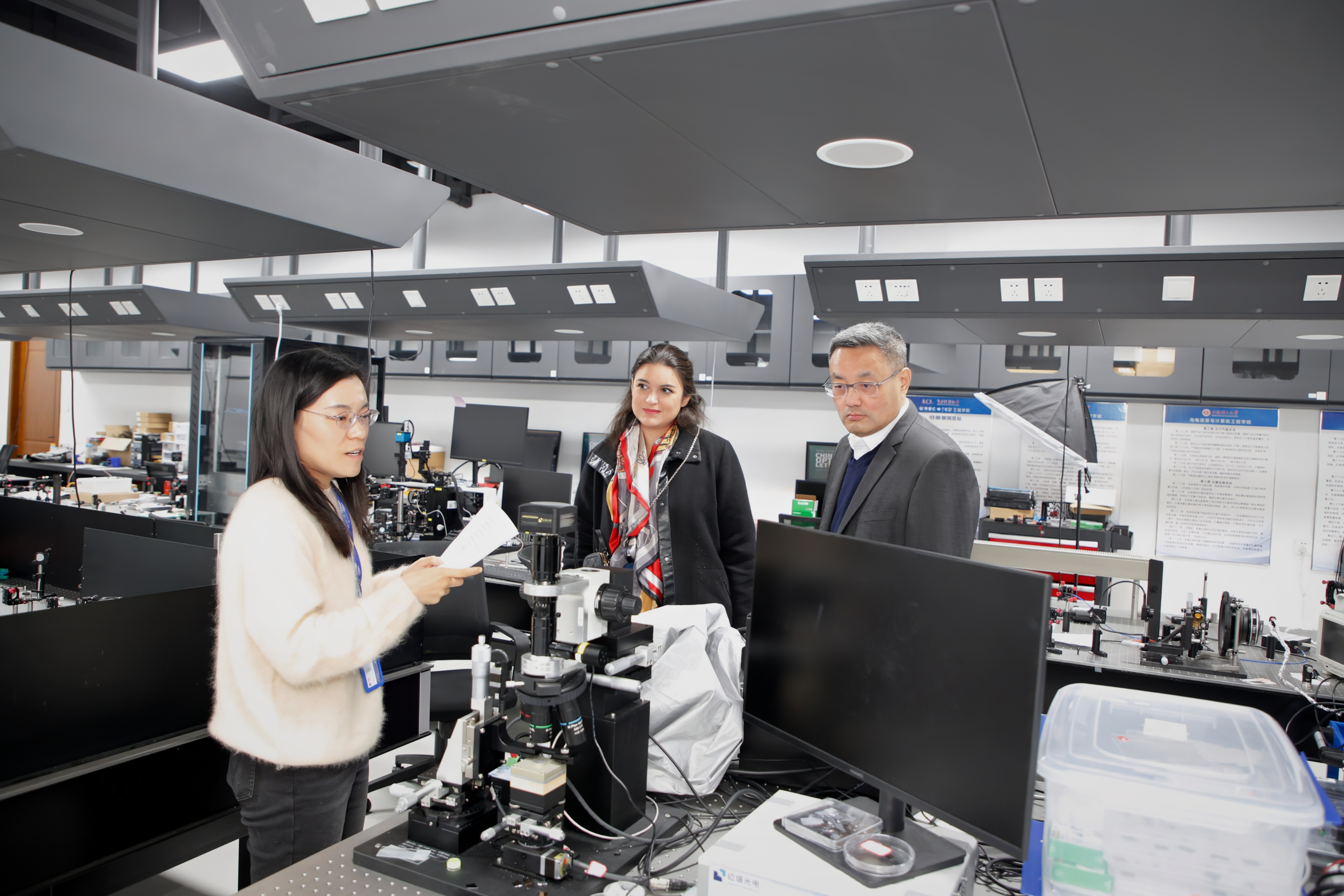 參觀實(shí)驗(yàn)室