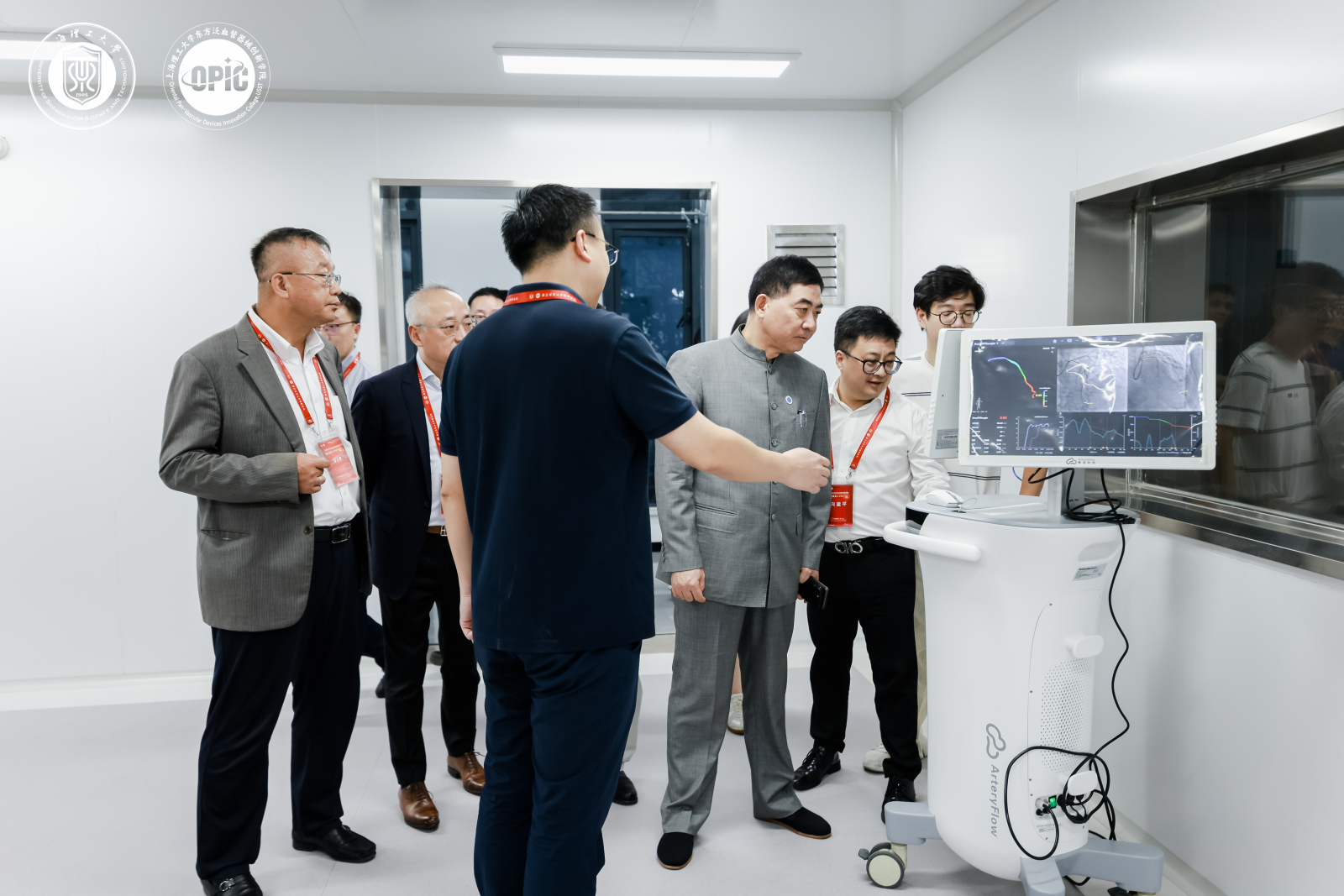 參觀實驗大樓建設現(xiàn)場