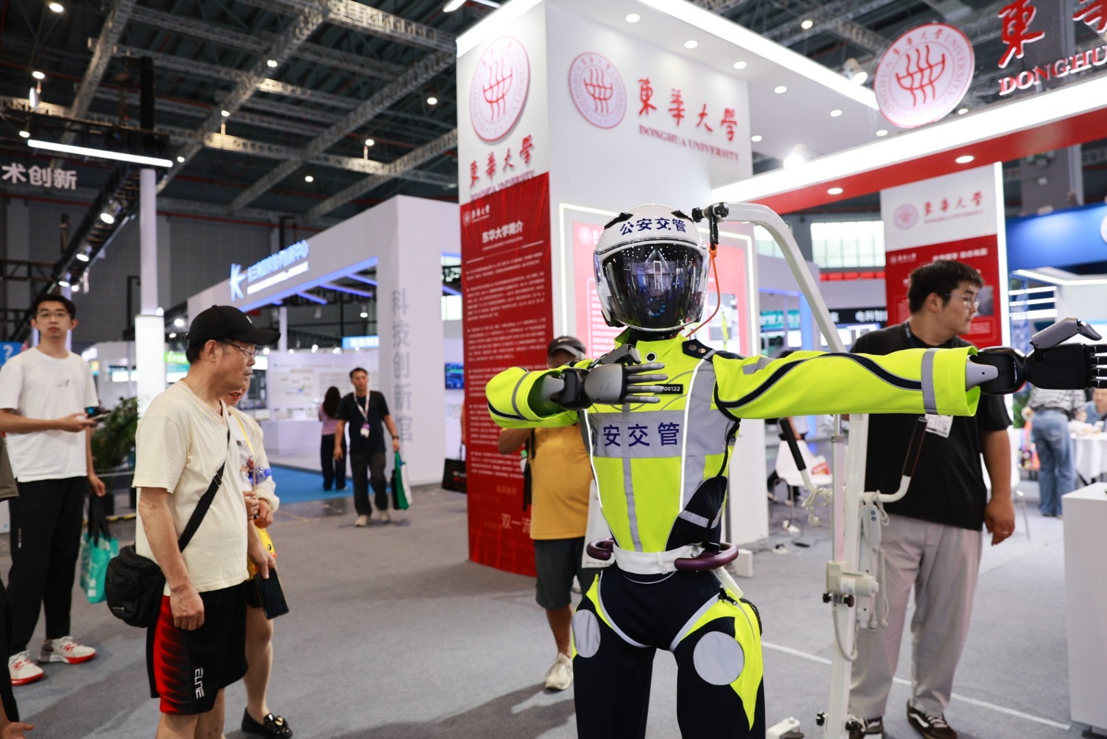 公安交管機(jī)器人