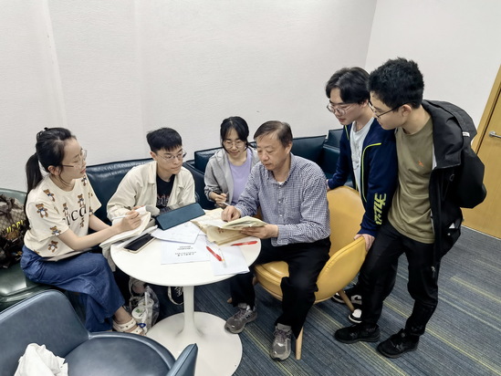 顧錚先為本科生輔導(dǎo)答疑