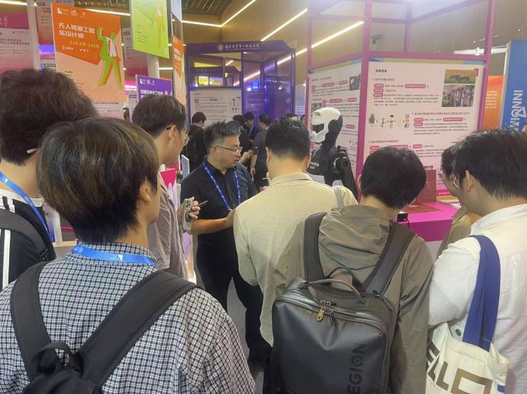 全球技術(shù)轉(zhuǎn)移大會(huì)上海理工大學(xué)展位前