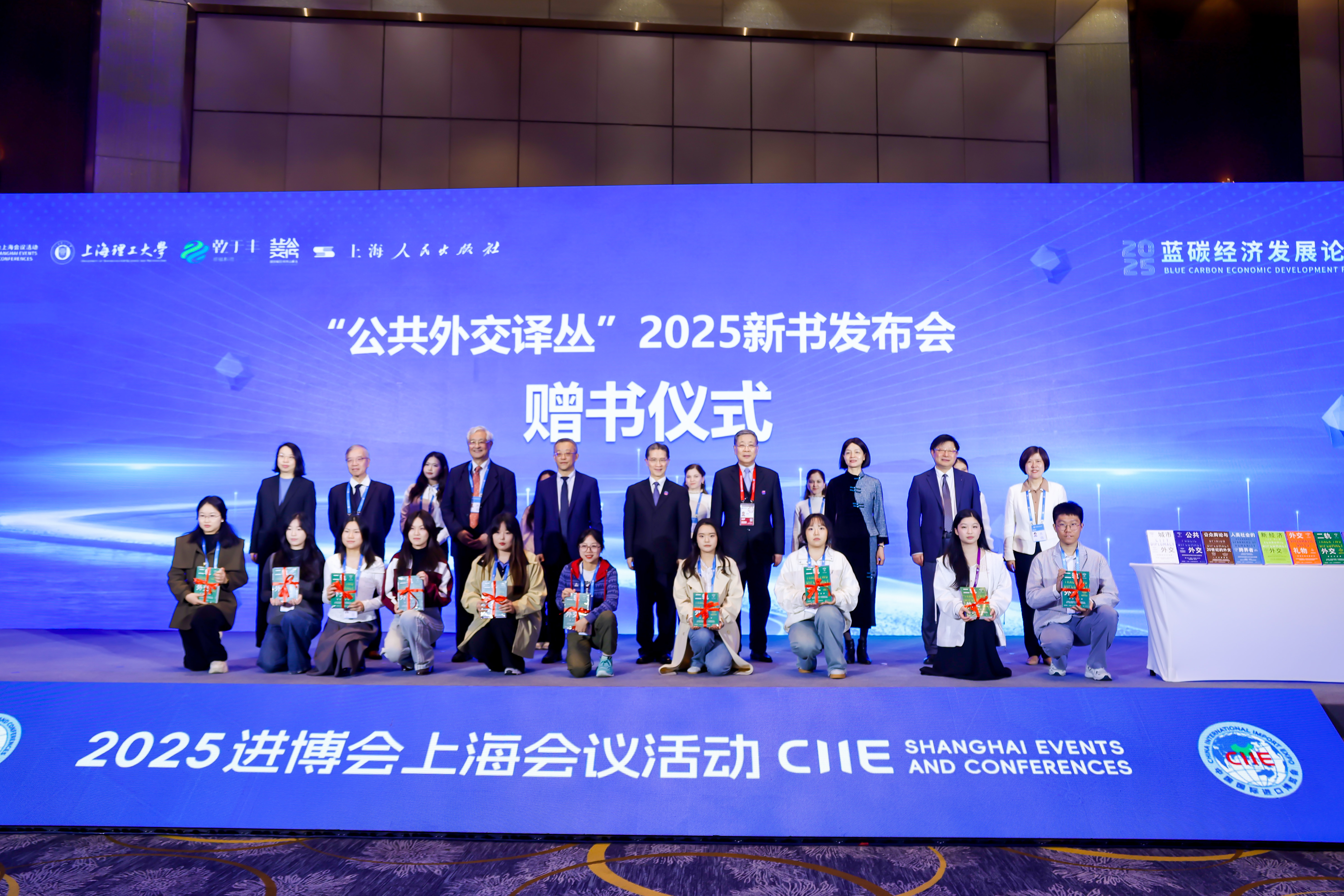 為上理工學(xué)生贈書