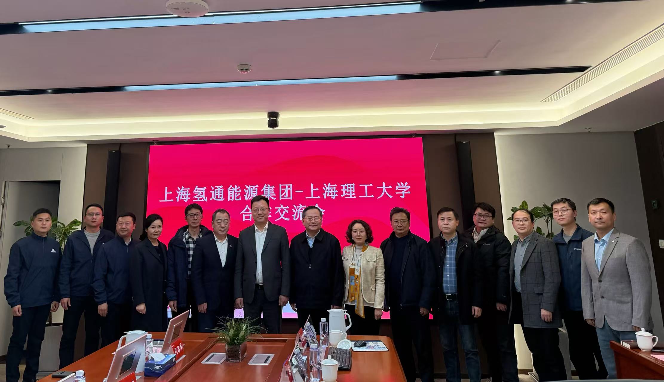 與會(huì)嘉賓合影留念