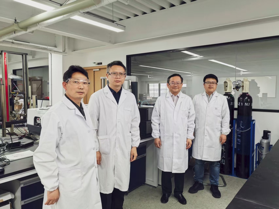 朱新遠(yuǎn)教授（右二）、張崇印博士（左二）等團(tuán)隊成員在實驗室