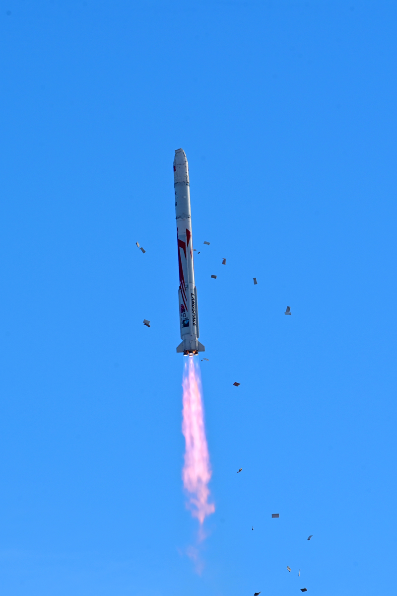 2024年10時00分，朱雀二號改進(jìn)型遙一運載火箭在東風(fēng)商業(yè)航天創(chuàng)新試驗區(qū)發(fā)射升空，將搭載的光傳01、02試驗星順利送入預(yù)定軌道，飛行試驗任務(wù)獲得圓滿成功