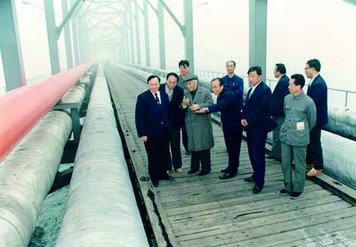 耄耋之年的錢令希（前排左三）赴鲇魚灣了解棧橋的現(xiàn)狀