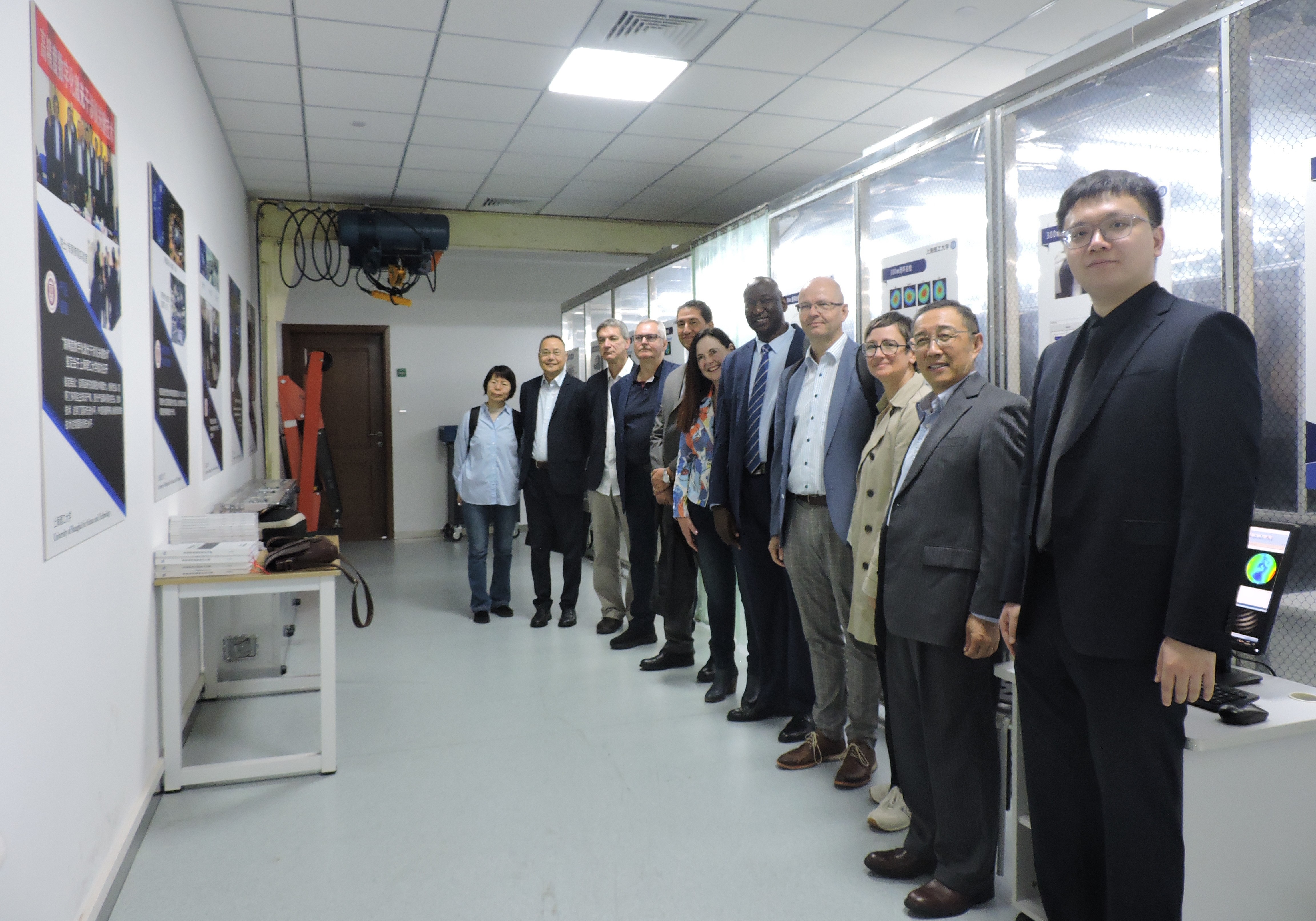 國(guó)際代表團(tuán)參觀實(shí)驗(yàn)室